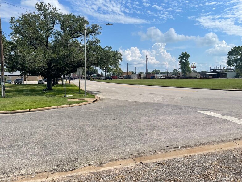 More Photos Of 1006 12th St, Hempstead Restaurant For Lease