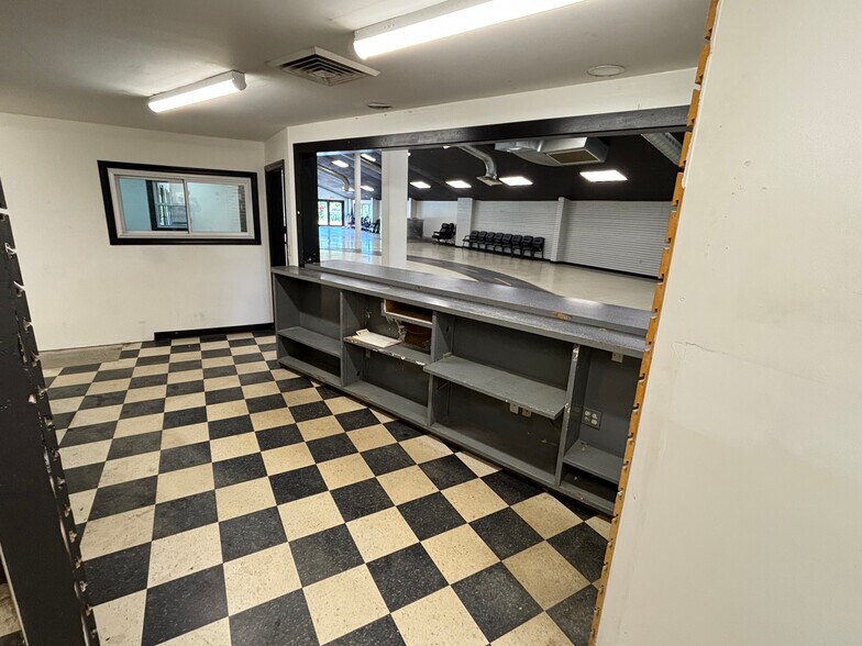 More Photos Of 29 Stillwater Ave, Orono Showroom For Lease