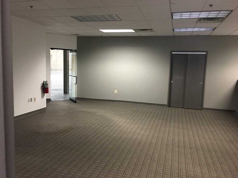 More Photos Of 30 Hook Mountain Rd, Pine Brook Warehouse For Lease