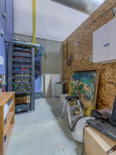 More Photos Of 2011 Cherry St, Louisville Light Manufacturing For Lease