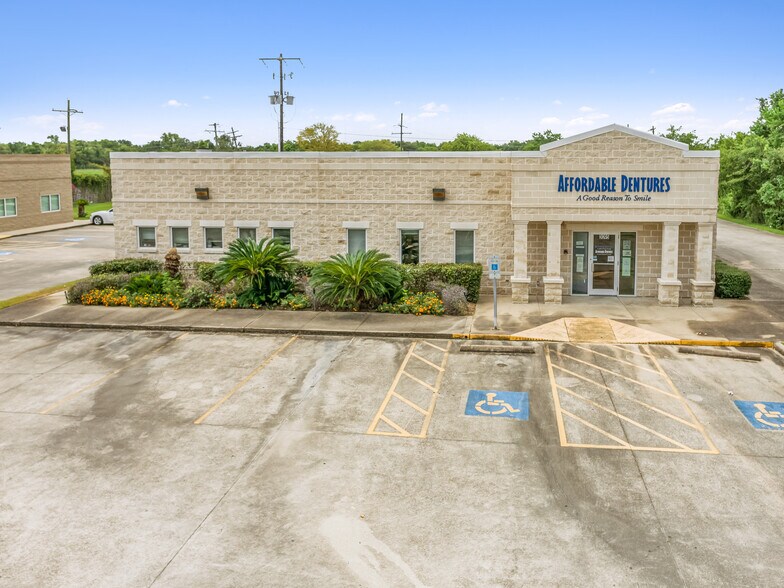 More Photos Of 3095 College St, Beaumont Medical For Sale