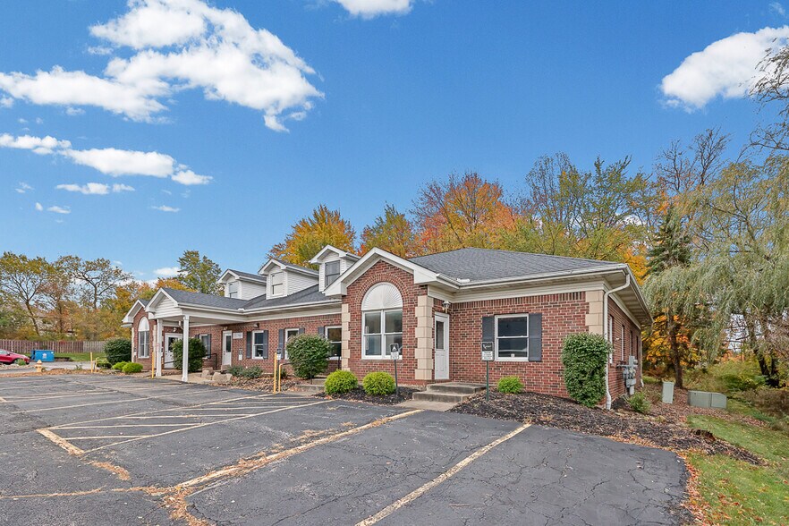 More Photos Of 8050 Corporate Cir, North Royalton Office For Lease