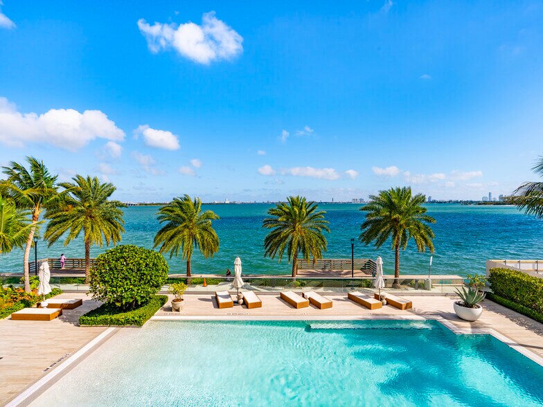 More Photos Of 2955 NE 7th Ave, Miami Storefront Retail Office For Sale