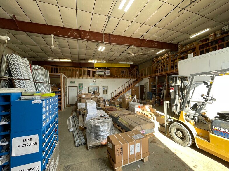 More Photos Of 701 E 48th St N, Sioux Falls Service For Sale