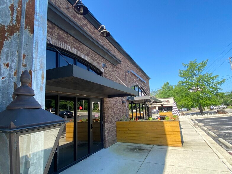 More Photos Of 7899 Cottage Hill Rd, Mobile Restaurant For Sale