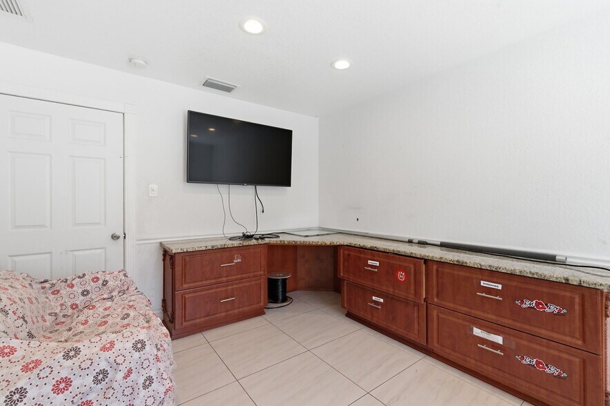 More Photos Of 7941 N Armenia Ave, Tampa Freestanding For Lease