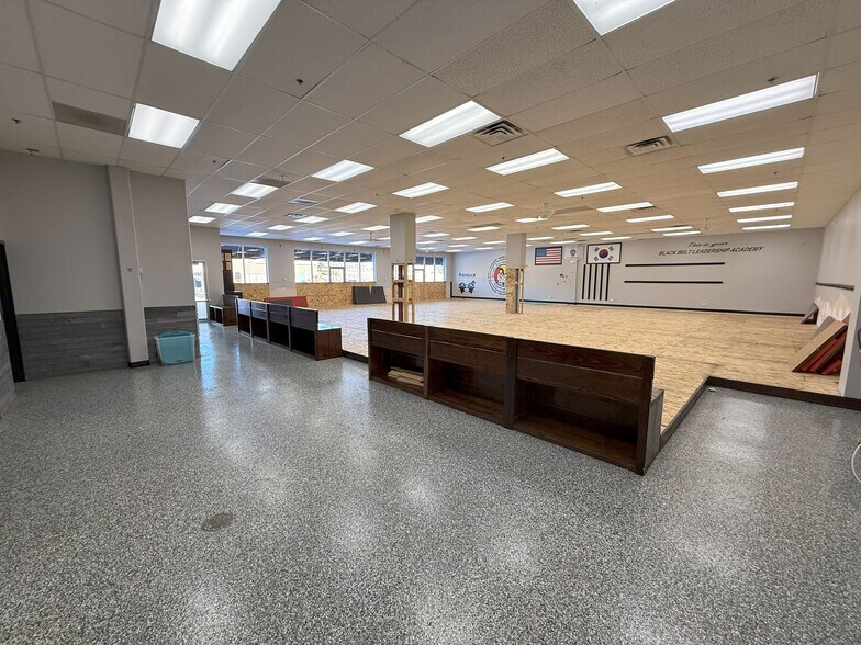 More Photos Of 1023-1049 Main St, Dundee Unknown For Lease