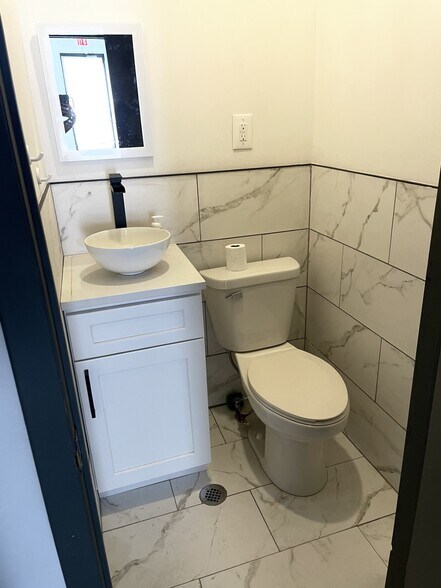 More Photos Of 6210 S Archer Rd, Summit Argo General Retail For Sale