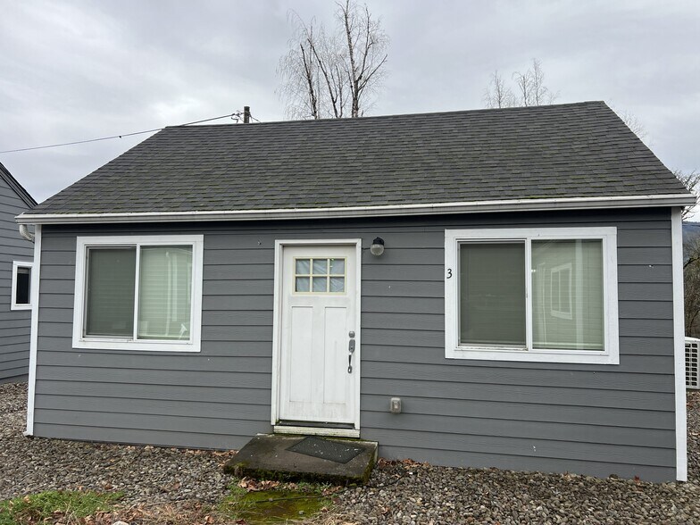 More Photos Of 612 NE Santiam Blvd, Mill City Multifamily For Sale