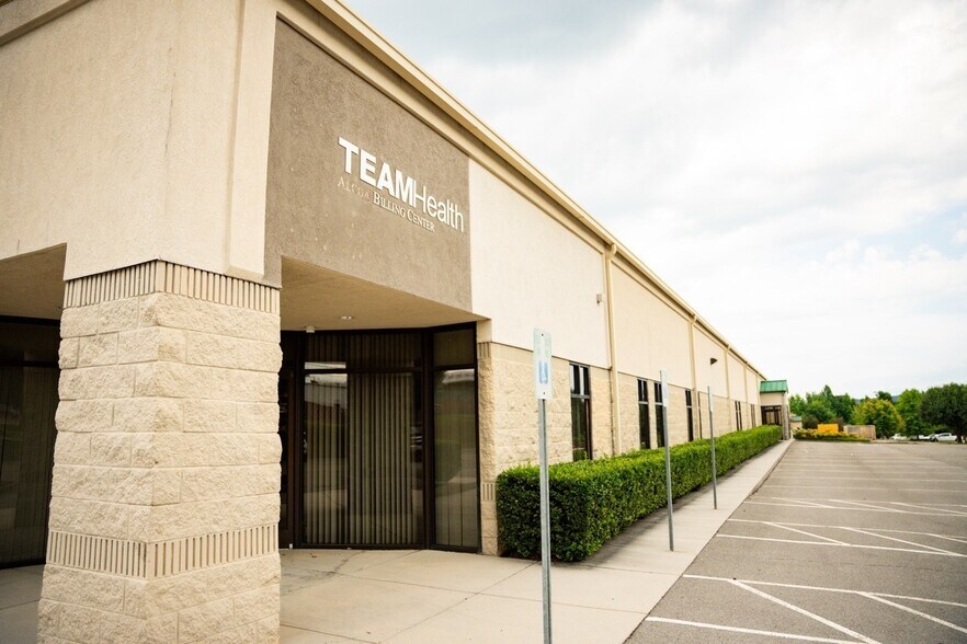 More Photos Of 3429 Regal Dr, Alcoa Office For Sale