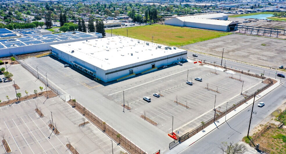 More Photos Of 2325 S Cedar Ave, Fresno Warehouse For Lease