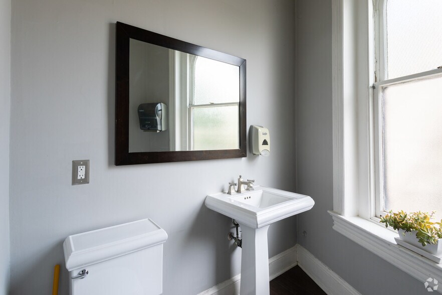 More Photos Of 1724 20th St NW, Washington Office For Lease