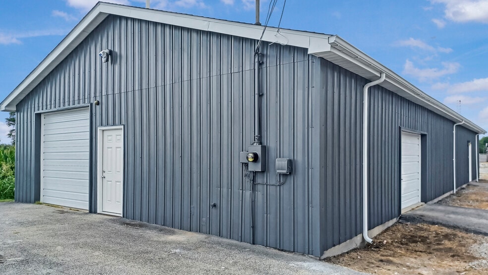 More Photos Of 605 Railroad St, Dupo Warehouse For Lease