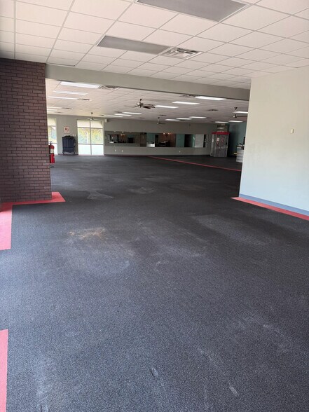 More Photos Of 300 Airport Commons Dr, Calera General Retail For Lease
