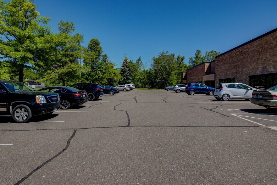 More Photos Of 7002-7018 N 6th St, Oakdale Light Manufacturing For Lease