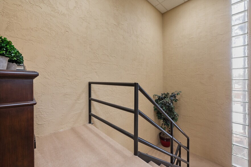 More Photos Of 2529 74th St, Lubbock Office For Lease