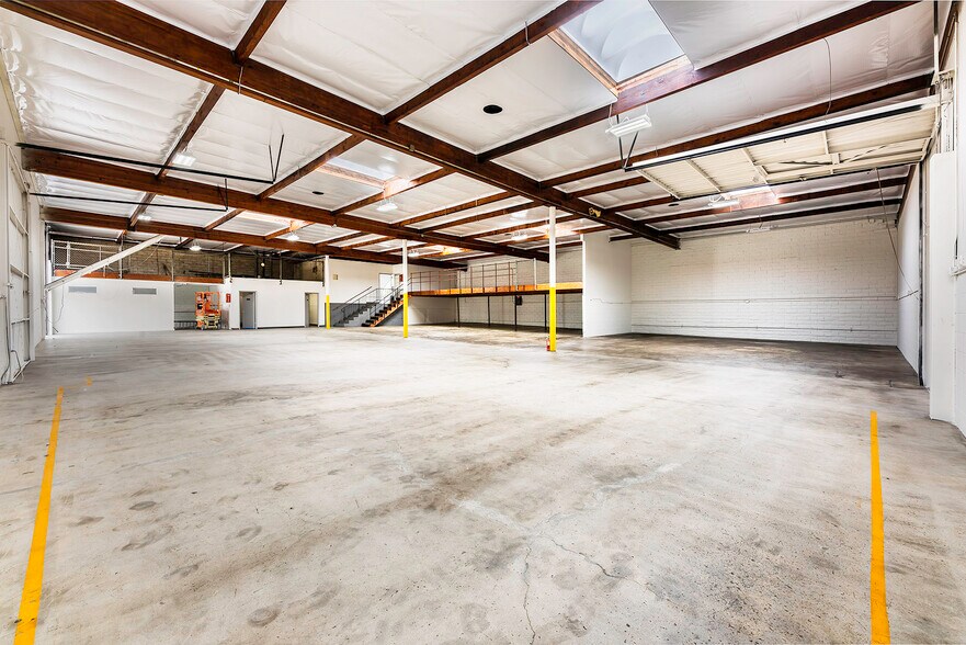 More Photos Of 1550 E Burnett St, Signal Hill Warehouse For Lease