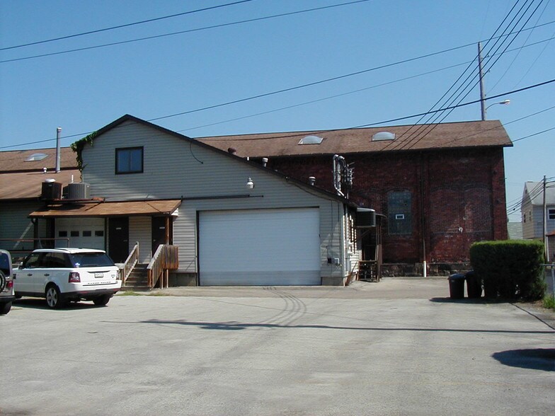 More Photos Of 418 3rd Ave, Ford City Light Distribution For Lease