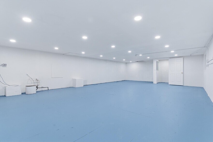 More Photos Of 9550 Main St, Penngrove Showroom For Lease