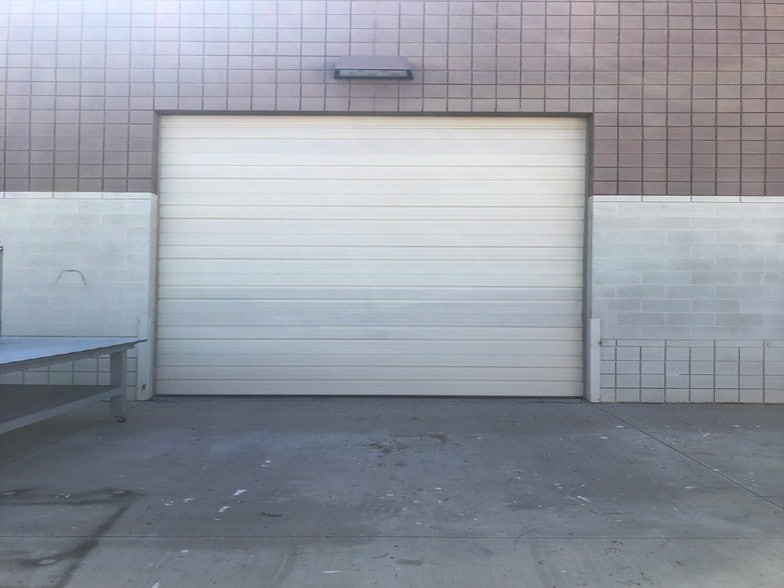 More Photos Of 219 S William Dillard Dr, Gilbert Showroom For Sale