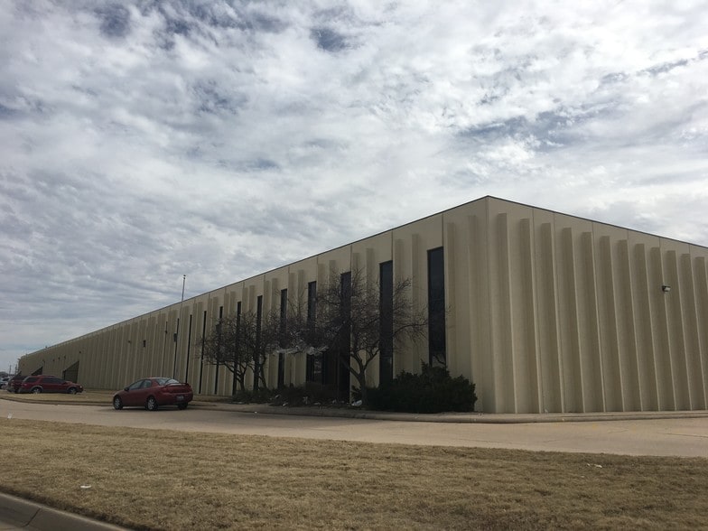 More Photos Of 4727 S Emporia, Wichita Warehouse For Lease