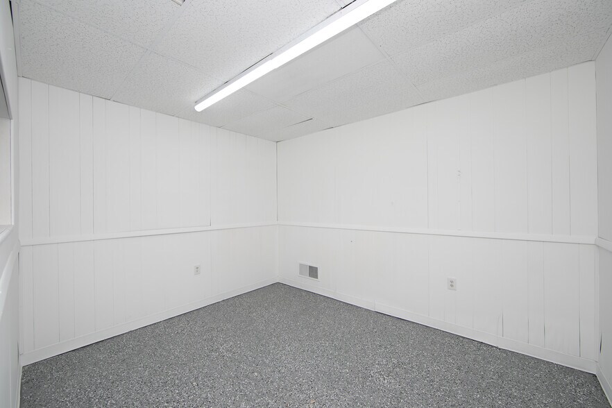 More Photos Of 717 Creek Rd, Bellmawr Manufacturing For Lease