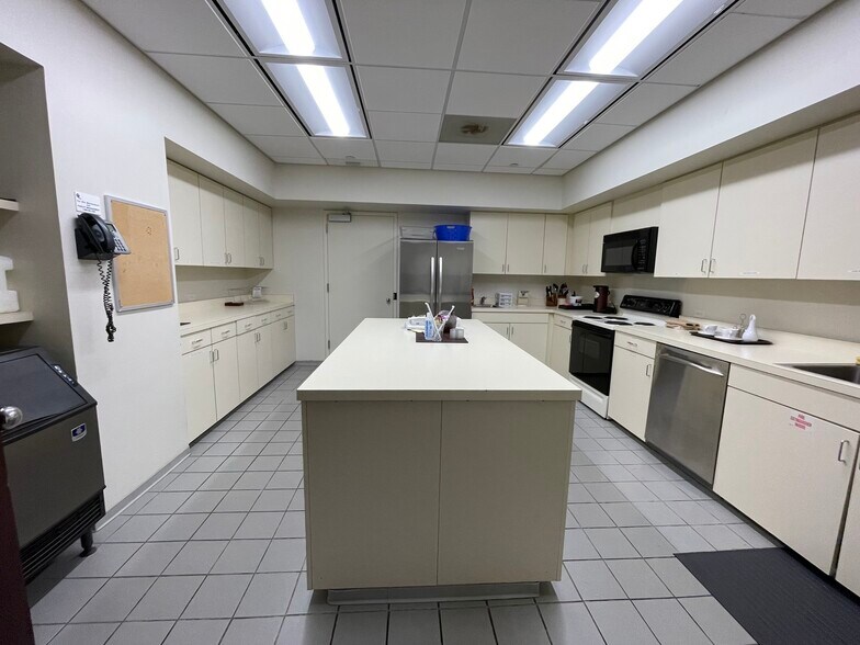 More Photos Of 1 Energy Pl, Pensacola Office For Lease