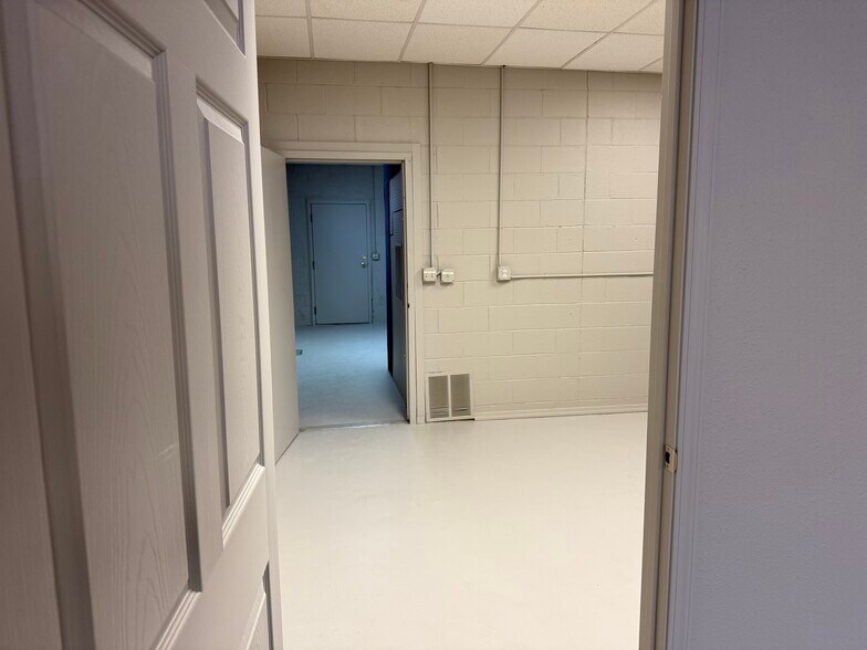 More Photos Of 3302-3304 Main St, Yakima Freestanding For Lease