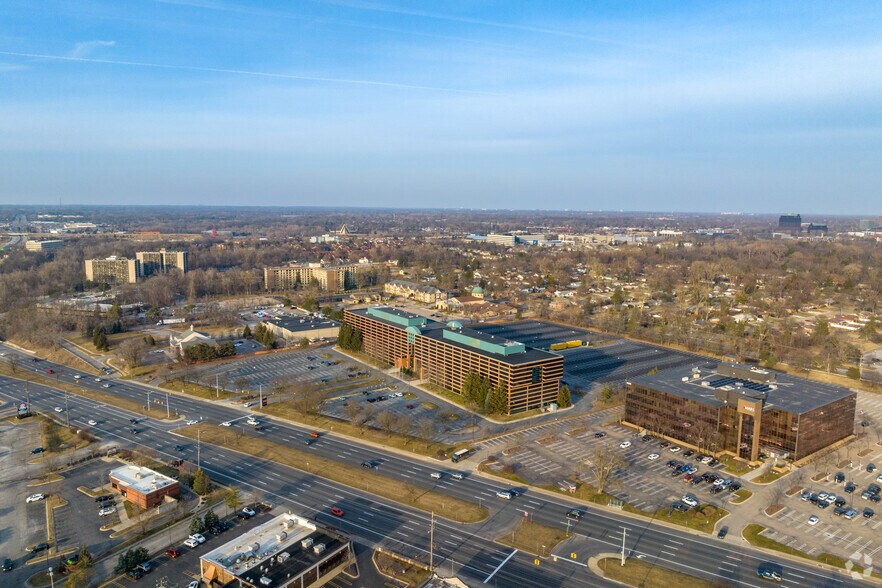 More Photos Of 25300-25330 Telegraph Rd, Southfield Office For Sale