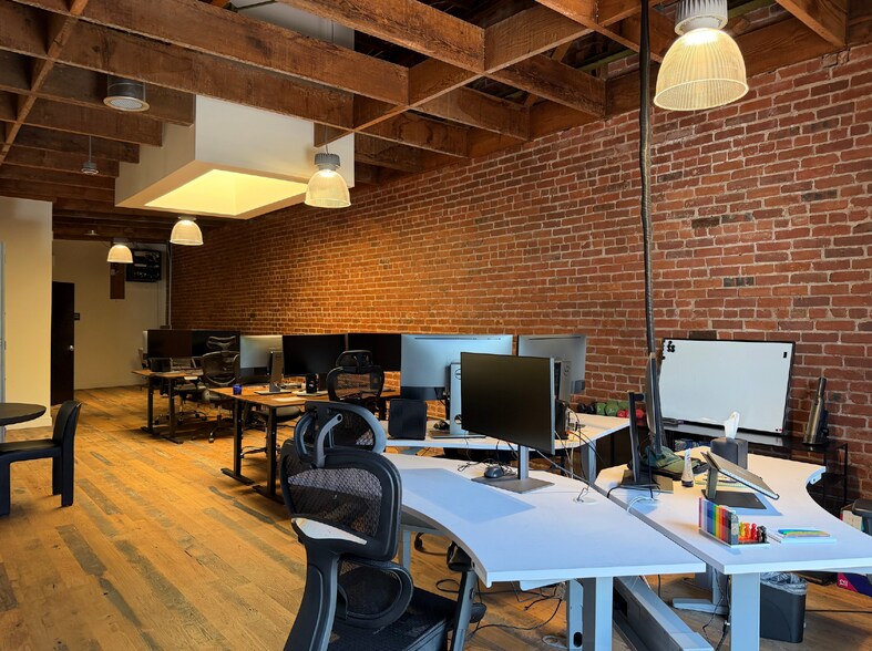 More Photos Of 58 Winward Ave, Venice Storefront Retail Office For Lease