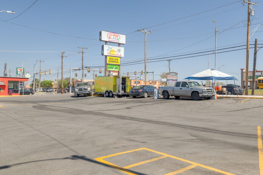 More Photos Of 4501-4609 S May Ave, Oklahoma City General Retail For Lease
