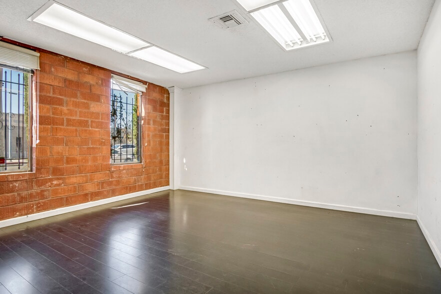 More Photos Of 13333-13345 Saticoy St, North Hollywood Warehouse For Lease