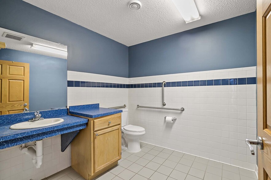 More Photos Of 2560-2568 Rice St, Saint Paul Office For Sale