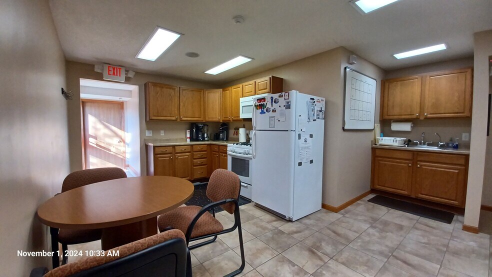 More Photos Of 822-826 S 4th St, Clinton Office For Sale