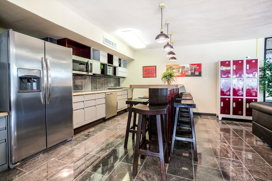 More Photos Of 622 Kempner, Galveston Loft Creative Space For Lease