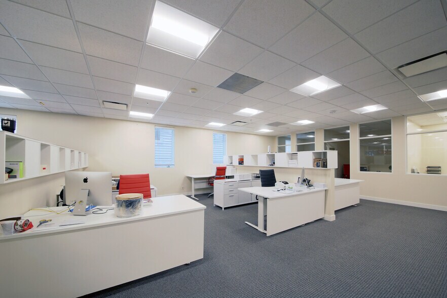 More Photos Of 191 E Deerpath Rd, Lake Forest Office For Sale