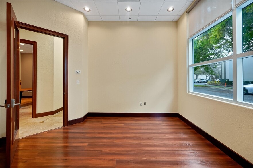 More Photos Of 8810 Commodity Cir, Orlando Showroom For Lease