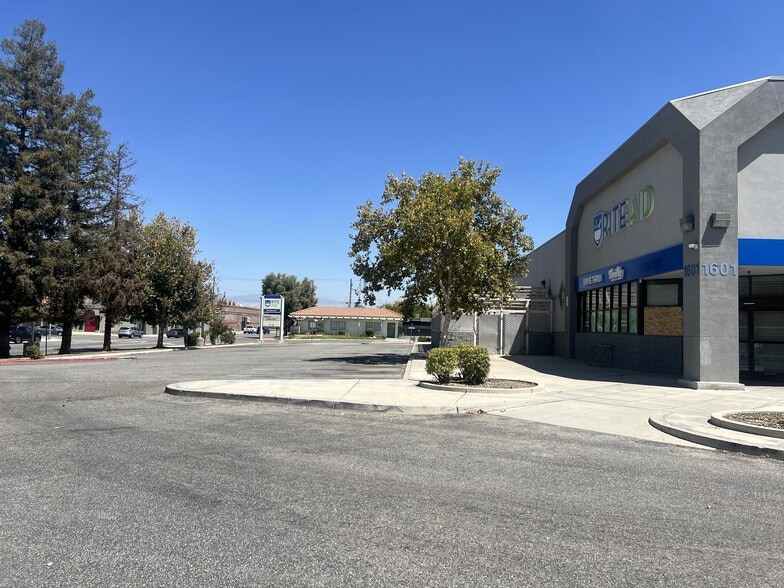 More Photos Of 1701 23rd St, Bakersfield Drugstore For Lease