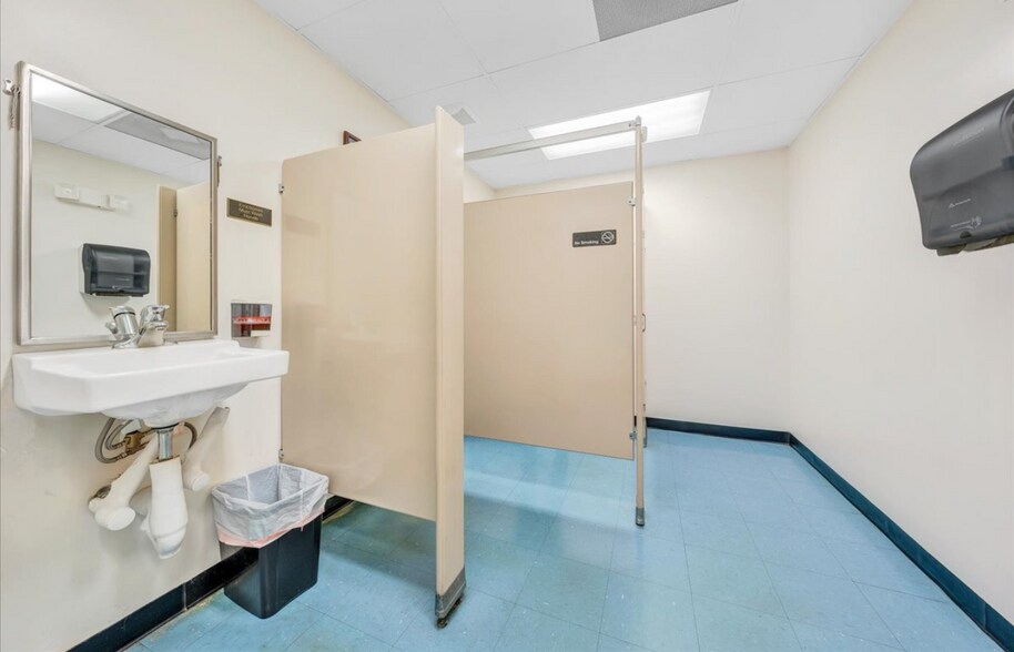 More Photos Of 119 E Cleveland Ave, Vinton Freestanding For Lease