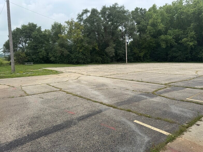 More Photos Of 32400 Geneva Rd, Salem General Retail For Sale