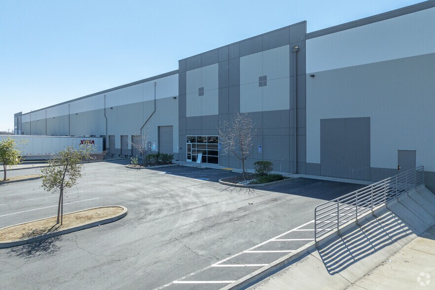 More Photos Of 8670 Fruitridge Rd, Sacramento Warehouse For Lease