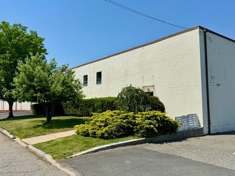 Primary Photo Of 65 Triangle Blvd, Carlstadt Warehouse For Lease