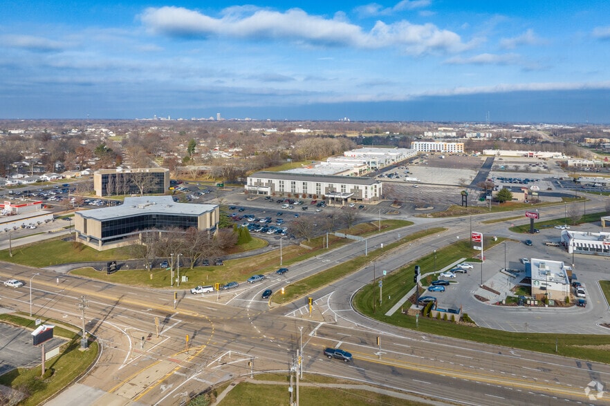 More Photos Of 3185 S Dirksen Pkwy, Springfield Hotel For Sale