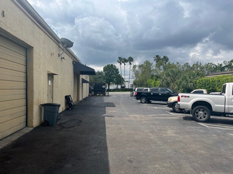 More Photos Of 11905 NW 35th St, Coral Springs Warehouse For Lease