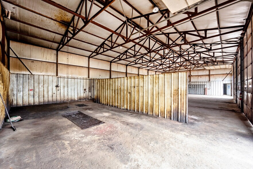 More Photos Of 403 Linwood Plz, Lindsay Warehouse For Sale