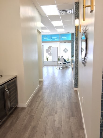 More Photos Of 17401-17405 Ventura Blvd, Encino General Retail For Lease
