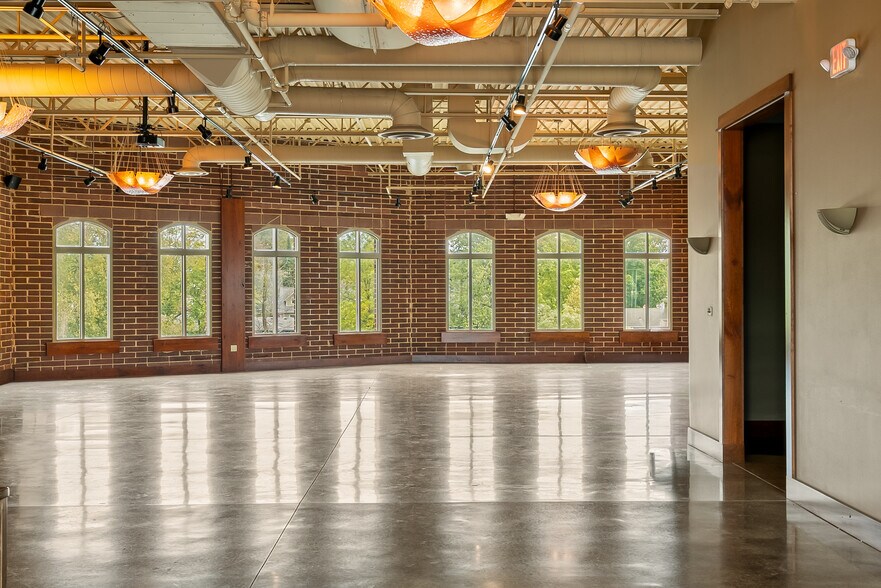 More Photos Of 1212-1218 13th Ave, Grafton Storefront Retail Office For Lease