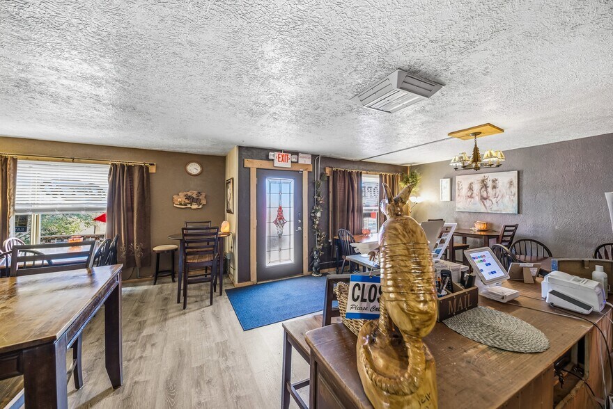 More Photos Of 1047 N 1st St, Montrose Office For Sale