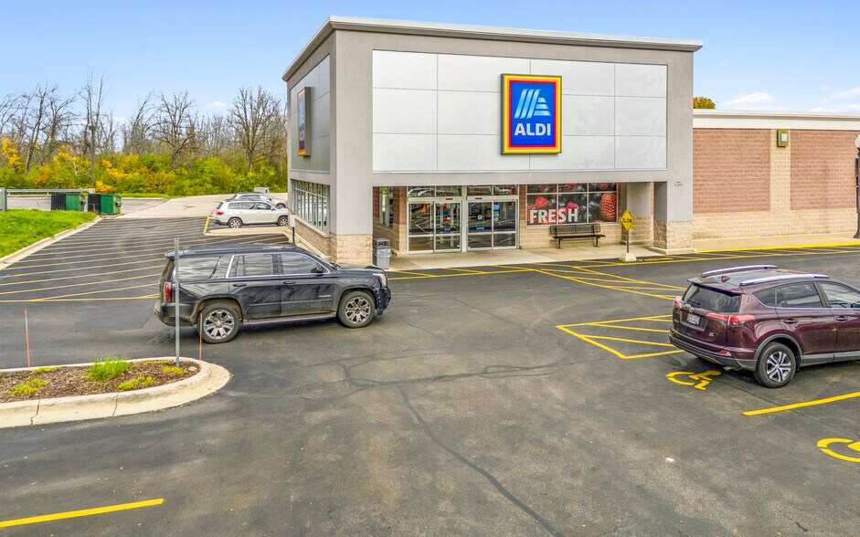 More Photos Of N96W18908 County Line Rd, Germantown General Retail For Lease