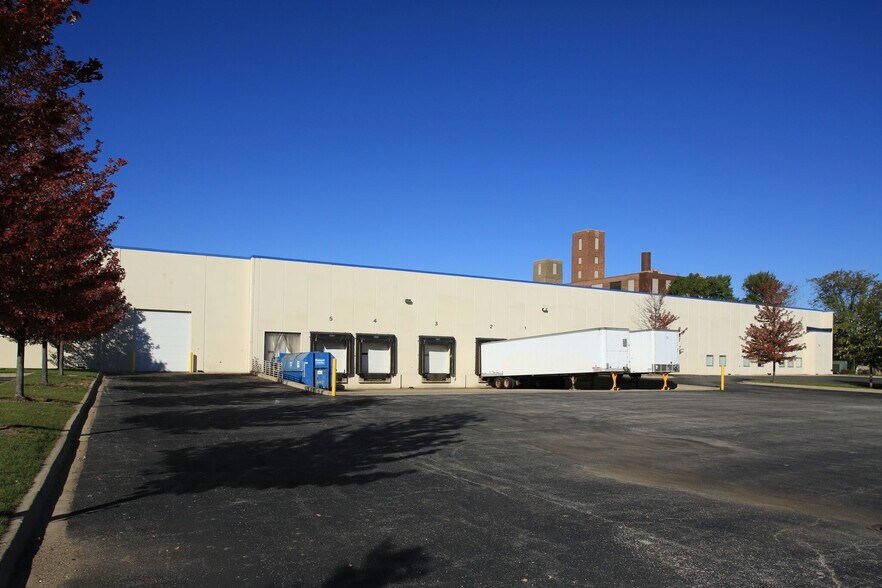 More Photos Of 2700 W Roosevelt Rd, Chicago Distribution For Lease
